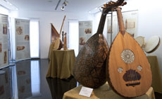 instrumentos  Exposición Armonías de Azul y Ocre en el Teatro Zorrilla
