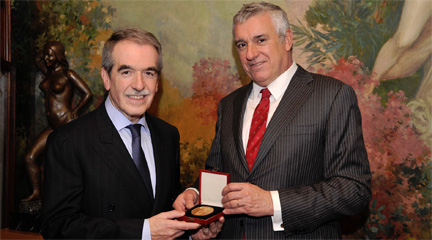 notas  Medalla de oro del Círculo del Liceo al Concurso de canto Francesc Viñas