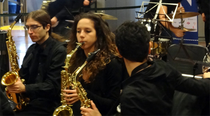 notas  Los saxofones suenan en la estación de Atocha